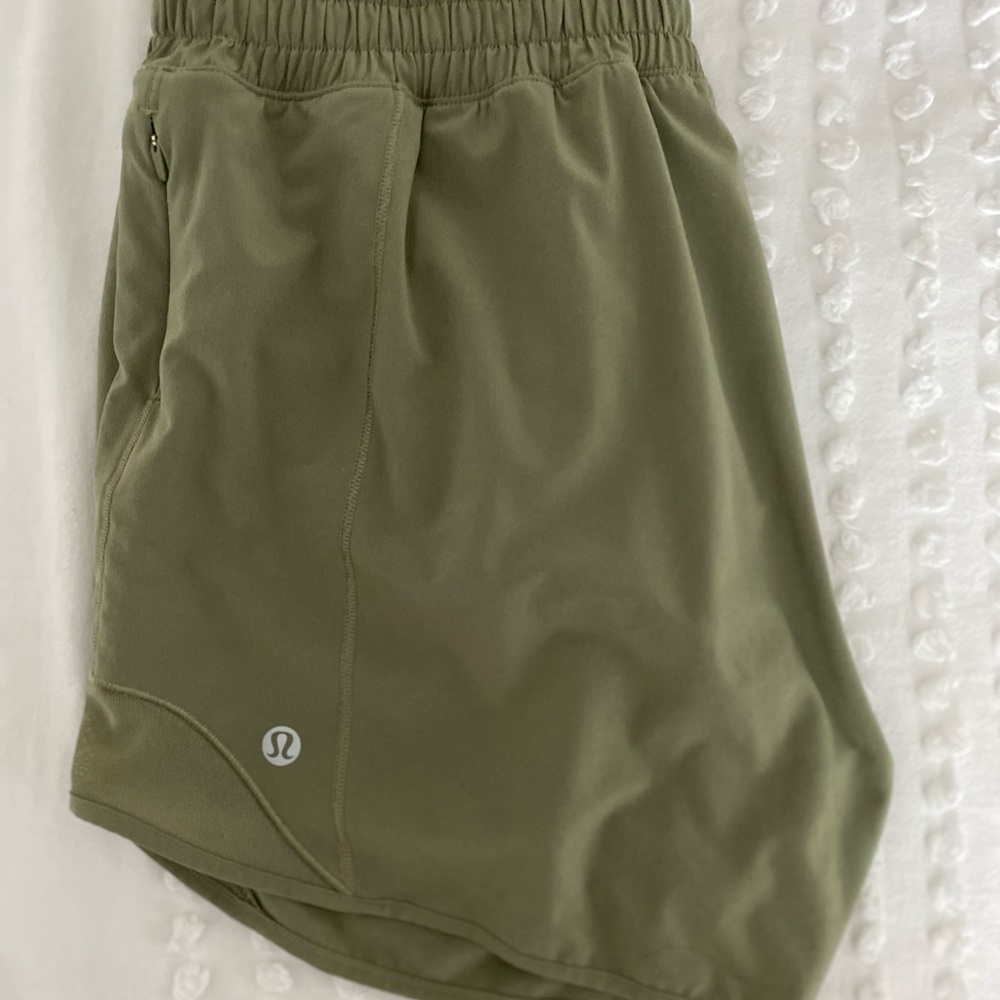 Lululemon Hotty Hot High-Rise 4 inch Size 6 - Rosemary Green